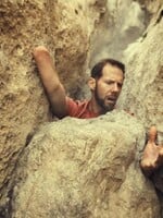 Krokodýli, sněhové koule a horolezec Aron Ralston, který přišel o ruku. Columbia jde v novém spotu na hranu