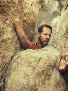 Krokodýli, sněhové koule a horolezec Aron Ralston, který přišel o ruku. Columbia jde v novém spotu na hranu