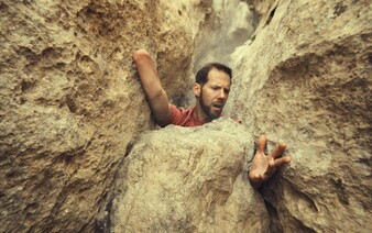 Krokodýli, sněhové koule a horolezec Aron Ralston, který přišel o ruku. Columbia jde v novém spotu na hranu