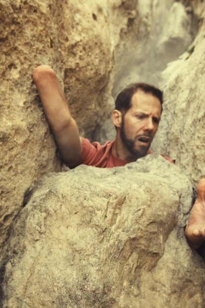 Krokodýli, sněhové koule a horolezec Aron Ralston, který přišel o ruku. Columbia jde v novém spotu na hranu