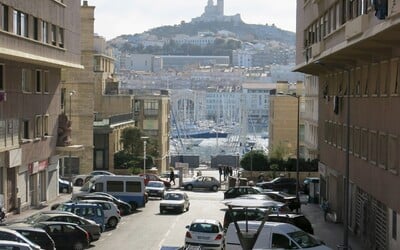 Krutá vražda v Marseille: Útočníci s kalašnikovem zabili před McDonald's dva lidi