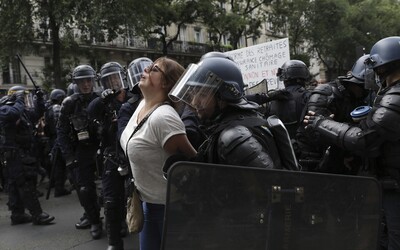 Krv aj slzný plyn: v Paríži zasahovalo 3 000 policajtov proti demonštrantom, ktorí odmietajú zvýhodňovanie zaočkovaných