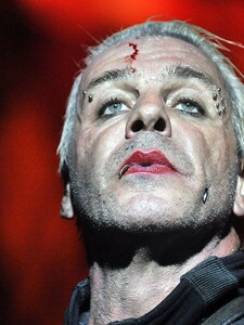 Krv, bezvedomie, modriny: Spevák kapely Rammstein čelí novým obvineniam zo sexuálneho napadnutia