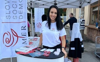 Kto je Jana Jányová? Bojuje proti progresivizmu a má fotku s Bombicom. Smer oslovuje radikálnych voličov aj cez bývalú playmate