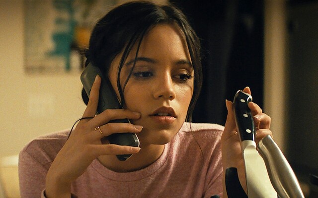 Kto je len dvadsaťročná hviezda seriálu Wednesday? Jenna Ortega už pred kamerou stvárnila filmárku točiacu porno aj drzú zvodkyňu