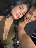 Ku Kylie sa pridala aj Kris: Kardashianky otvorene prehovorili o svojich plastikách