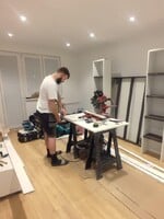 Kubo má stolársku firmu v Anglicku. K zákazkám sa tu dostaneš len cez odporúčanie, ak makáš, zarobíš aj 5-tisíc (Rozhovor)