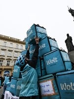 Kurýři Woltu protestovali na Václavském náměstí proti snížení honorářů. Společnost tvrdí, že je spravedlivější