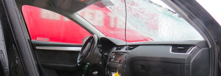 Kus ledu z protijedoucího auta prorazil čelní sklo řidiči na Mladoboleslavsku