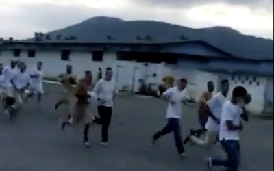 Kvůli koronaviru utekly z vězení stovky brazilských trestanců. Video ukazuje, jak prchají v obřím davu