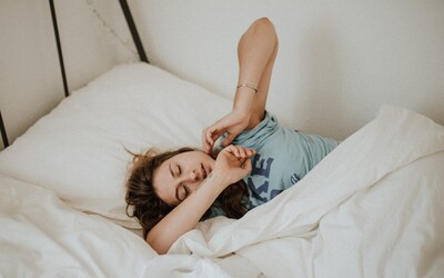 Kvůli tomuto návyku máš pravděpodobně problémy se spánkem. Má ho 83 % lidí v Česku a na Slovensku