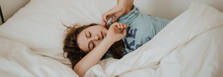 Kvůli tomuto návyku máš pravděpodobně problémy se spánkem. Má ho 83 % lidí v Česku a na Slovensku