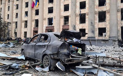 Kyjev sedmý den od začátku války na Ukrajině útokům stále odolává. Přibývají oběti, v Charkově probíhají těžké boje
