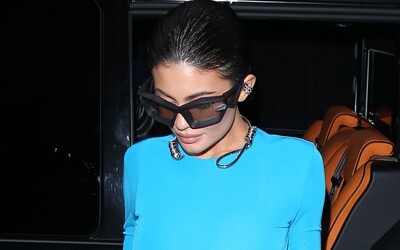 Kylie Jenner pobúrila kontroverzným náhrdelníkom, ktorý pripomínal lano pre samovrahov. Je to necitlivé, odkazujú fanúšikovia