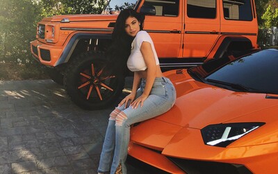 Kylie Jenner si díky jedné fotce na Instagramu vydělá i na luxusní auto. Jak jsou na tom světoví influenceři?