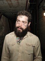 Kým Post Malone cestuje do Európy, v USA zatkli jeho posadnutú stalkerku. V minulosti mu skočila pod auto