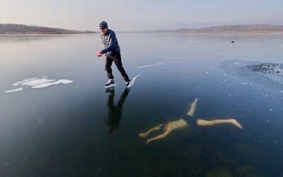 Kým sa kamarát korčuľoval na zamrznutom jazere, odvážny Jan plával priamo pod ním. Virálnu fotku zdieľali už tisíce ľudí