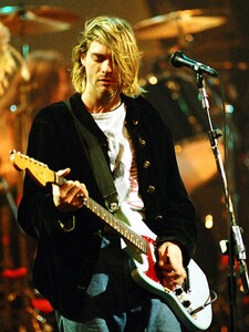 Kytara, kterou rozbil Kurt Cobain, se vydražila za cenu malého pražského bytu 