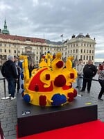 LEGO u Pražského hradu odhalilo svatováclavskou korunu