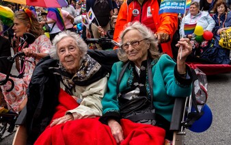 LGBTQ+ lidé v domovech pro seniory často nejsou na coming out připraveni. Mají strach, tvrdí nadace ŽIVOT 90