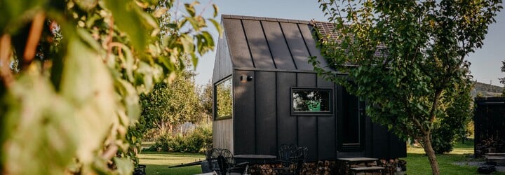 Ladislav vytvoril zo starej dodávky štýlový glamping s fínskou saunou. Vymeň kanceláriu za tichú záhradu pri vode