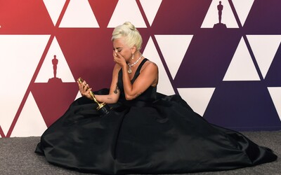 Lady Gaga je první osobou v historii, která během roku získala Oscara, Grammy, Zlatý glóbus a cenu BAFTA