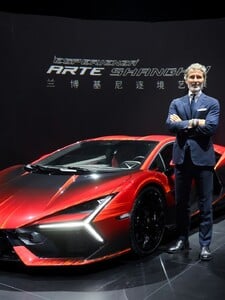 Lamborghini predstavilo ručne maľované Revuelto Opera Unica. Je určené pre tých najbohatších zákazníkov 