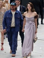 Lana Del Rey sa na Parížskom Fashion Weeku objavila po boku manžela. Ich odlišné outfity bavia internet