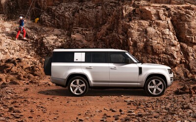 Land Rover Defender predstavili aj v predĺženej verzii s až 8 miestami pre cestujúcich