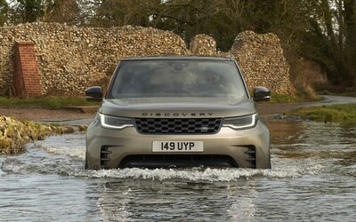 Land Rover Discovery prošel modernizací. Dostal moderní kokpit a mild-hybridní motory