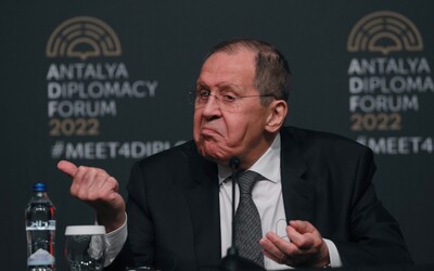 Lavrov byl dle médií hospitalizován. Rusko odpovědělo videem, na kterém odpočívá v triku queer umělce