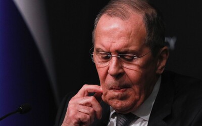 Lavrov dorazil na Aljašku v mikine ZSSR. Ruská delegácia čaká na príchod Putina