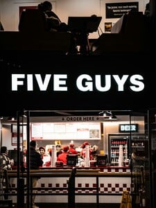 Legendárna reštaurácia Five Guys už čoskoro v Prahe. Vieme, kedy sa otvoria brány fast-foodu
