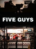 Legendární Five Guys už brzy v Praze. Víme, kdy se brány fastfoodu otevřou