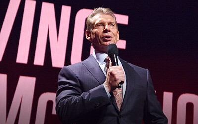 Legendárny šéf wrestlingovej WWE odstúpil z funkcie. Vince McMahon sa v ringu stretol aj s Donaldom Trumpom