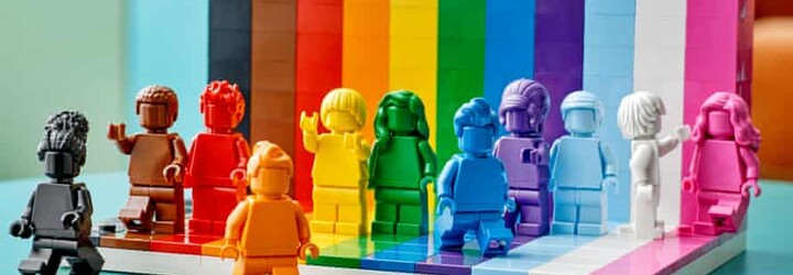Lego vyrába prvú LGBT stavebnicu. Dúhovo sfarbené figúrky majú šíriť myšlienku, že každý z nás je úžasný