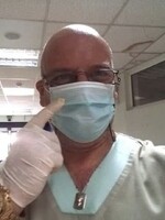 Lekár z Atén vyzýva popieračov koronavírusu, aby prišli do nemocnice bez rúška a sprevádzali ho počas celého dňa
