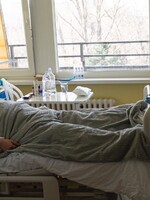 Lekári bijú na poplach, zdravotníctvo na Slovensku môže skolabovať. Antivaxeri plnia nemocnice a potom sa sťažujú a vyhrážajú