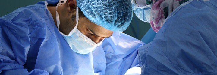Lékaři v Česku poprvé transplantovali plíce, které měl pacient poškozené kvůli covidu–19