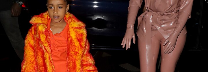Len 6-ročná dcéra Kanyeho Westa a Kim Kardashian ovládla týždeň módy v Paríži   