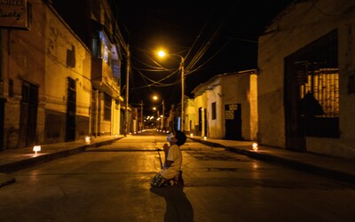 6letý chlapeček se na kolenou modlil za konec pandemie. Dojímavá fotografie obletěla svět