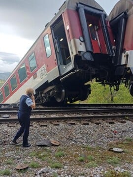 Leo bol vo vlaku počas havárie na východe: Keď sme ostali visieť vo vagóne nad zemou, nastala panika (Rozhovor)
