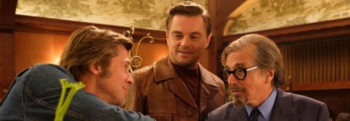 Leonardo DiCaprio, Brad Pitt a Margot Robbie odhalují na plakátech Tarantinův film o bouřlivých 70. letech v Hollywoodu