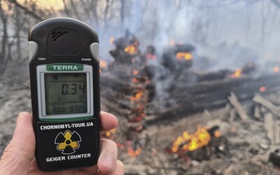 Lesní požár kolem černobylské elektrárny se stále nedaří dostat pod kontrolu. Zaznamenána byla i zvýšená radiace