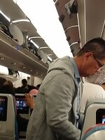 Let do Prahy sa zmenil na nočnú moru. Pilot prerušil pristátie, pasažierov požiadal, aby sa modlili