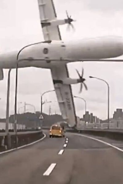 Letadlo rozřízlo taxík a člověk vyfotil svého vraha. Toto jsou nejděsivější záběry z momentů před smrtí