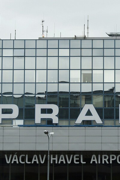 Letiště Václava Havla v Praze nestíhá. Cestující čekají na zavazadla hodiny