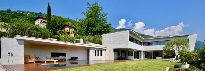 Letné sídlo pri jazere vo Švajčiarsku je stelesnením tých najtajnejších snov o dokonalom bývaní