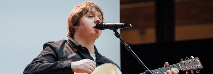 Lewis Capaldi priznal, že bude musieť úplne skončiť s hudbou. Zhoršuje mu to prejavy Tourettovho syndrómu