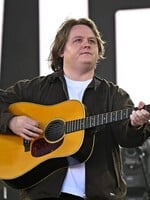 Lewis Capaldi sa po dvoch rokoch vrátil na pódium. Na svoj posledný koncert spomína ako na najhorší moment v jeho živote
